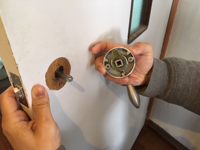 【ドアに鍵をつける方法】費用や壁に穴を開けない簡単な取付け方